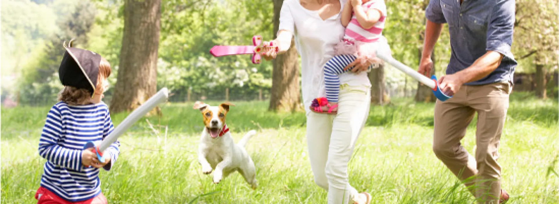 Gezin speelt piraat buiten